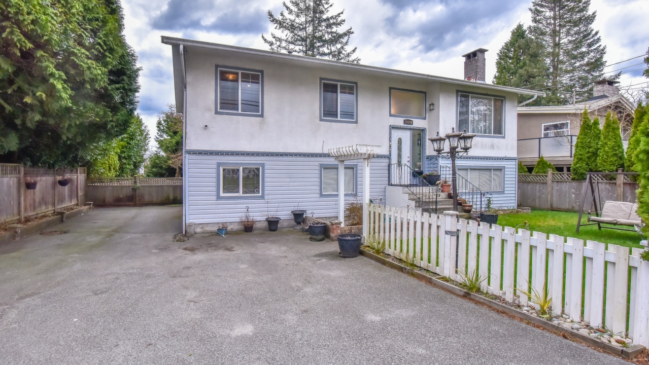 14496 North Buff Rd., White Rock, BC, V4B 3C8 Scene 1