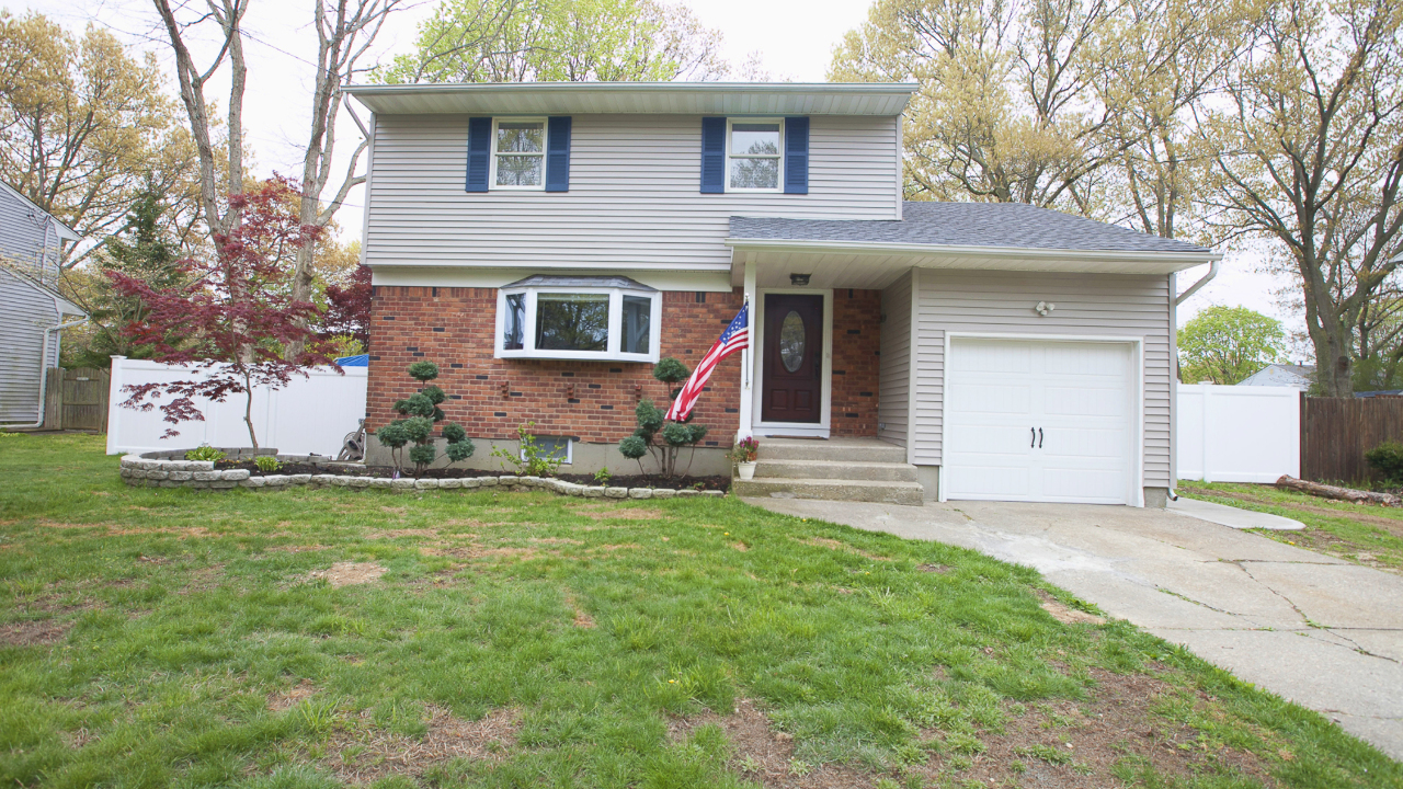 176 NOrwood Ave, Port Jefferson Station, NY, 11776 Scene 1