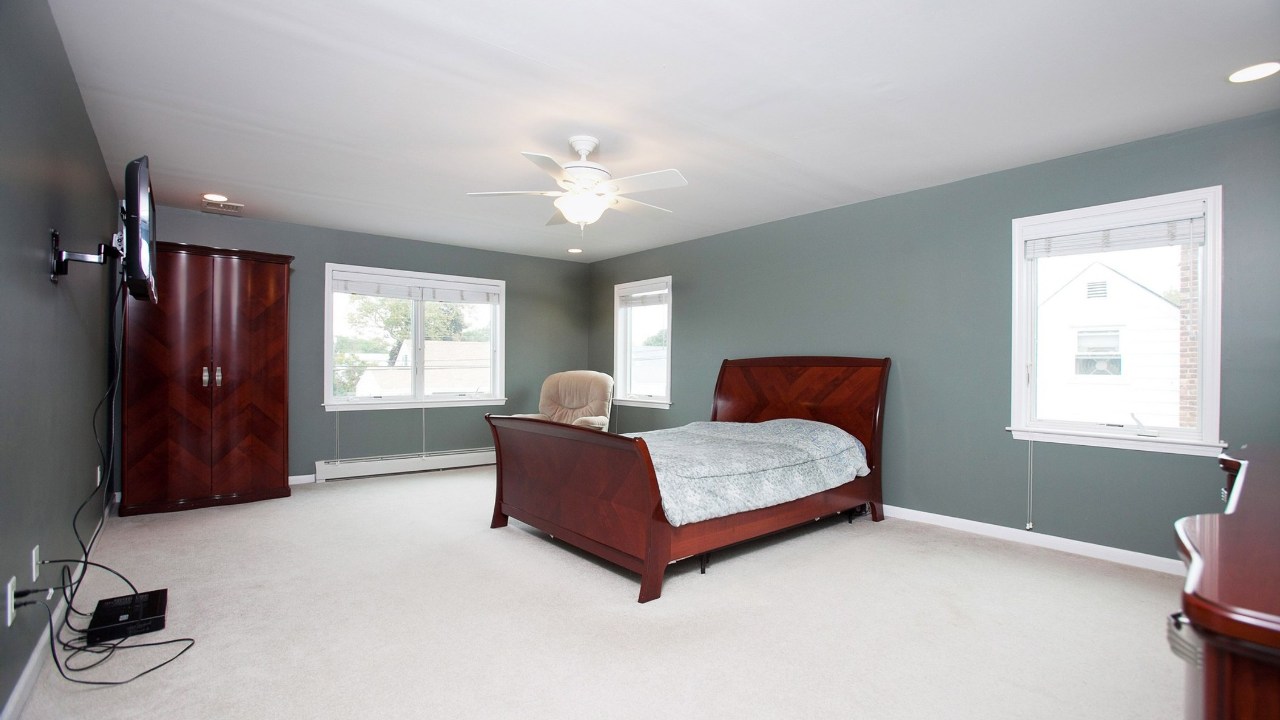 52 Oakwood Avenue, Farmingdale, NY, 11735 Scene 4