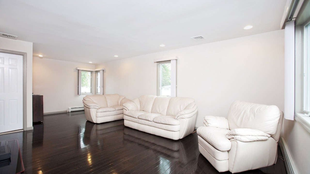 52 Oakwood Avenue, Farmingdale, NY, 11735 Scene 2