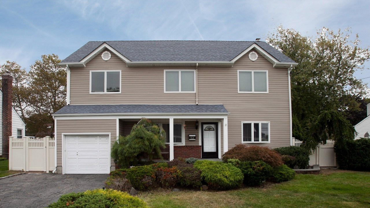 52 Oakwood Avenue, Farmingdale, NY, 11735 Scene 1