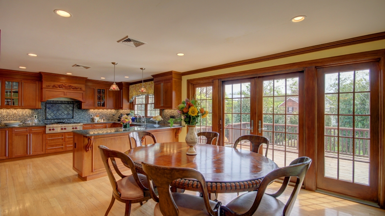 Kitchen Eating Area