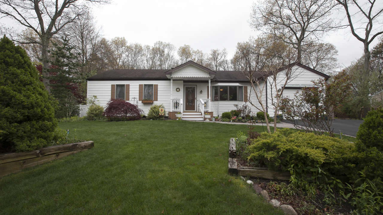 4 Marc Drive, Ridge, NY, 11961 Scene 1