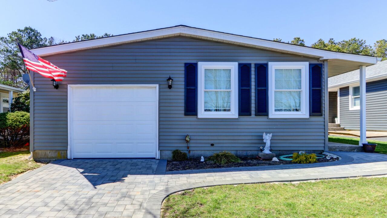 67 Village Circle W, Manorville, NY, 11949 Scene 2