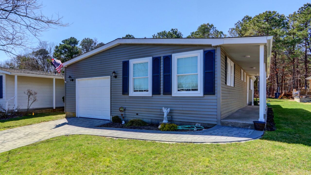 67 Village Circle W, Manorville, NY, 11949 Scene 1