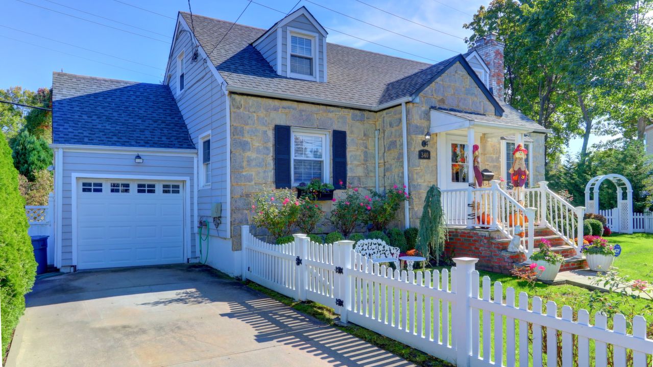 340 Oak Dr, Hewlett, NY, 11557 Scene 2