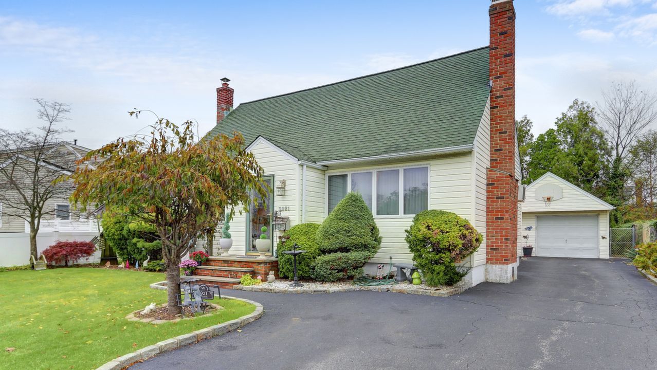 3921 Maywood Dr, Seaford, NY, 11783 Scene 2