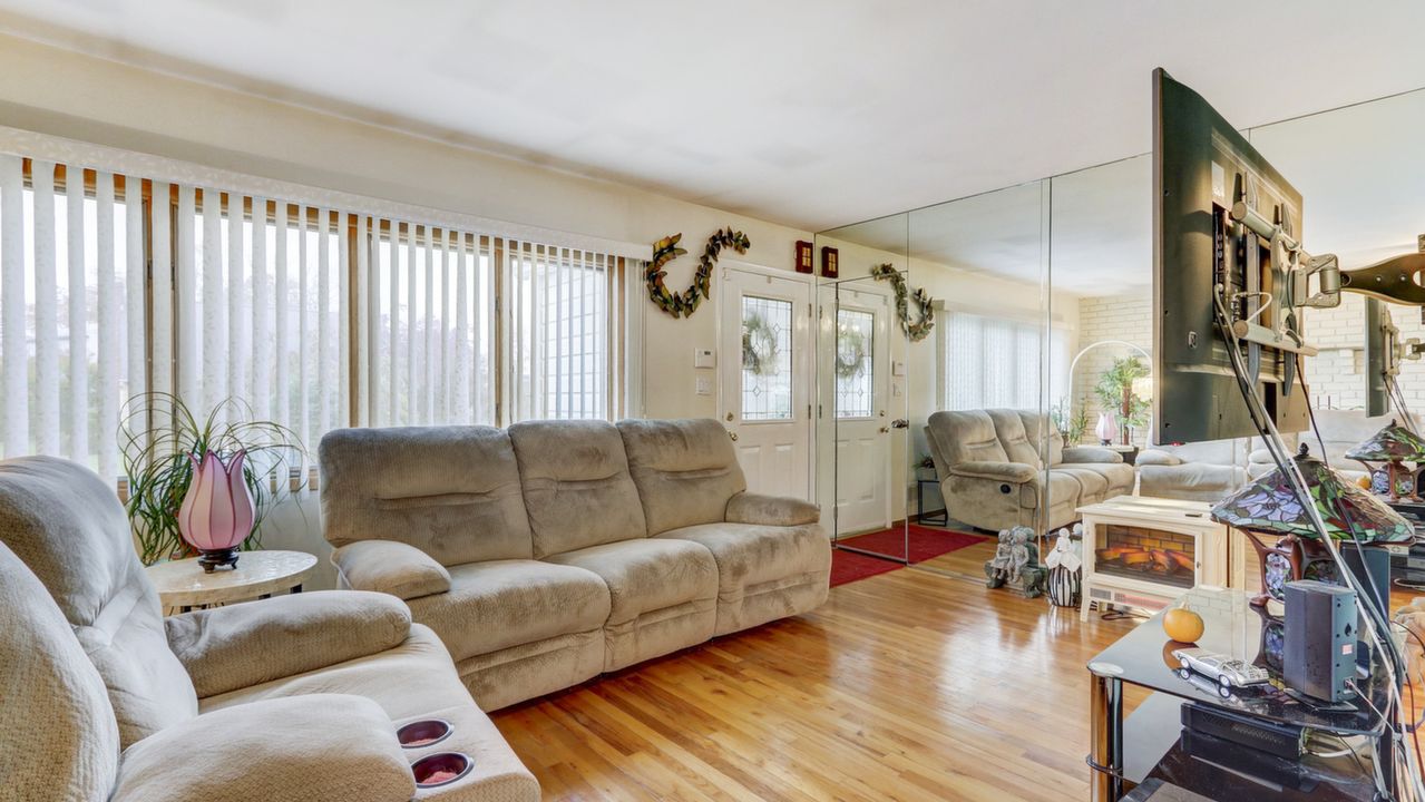 3921 Maywood Dr, Seaford, NY, 11783 Scene 4