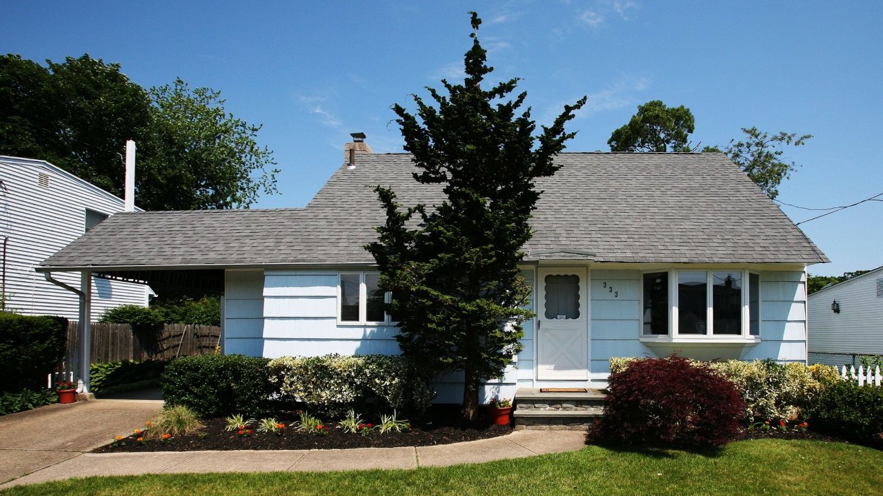 333 Philadelphia Avenue, Massapequa Park, NY, 11762 Scene 1