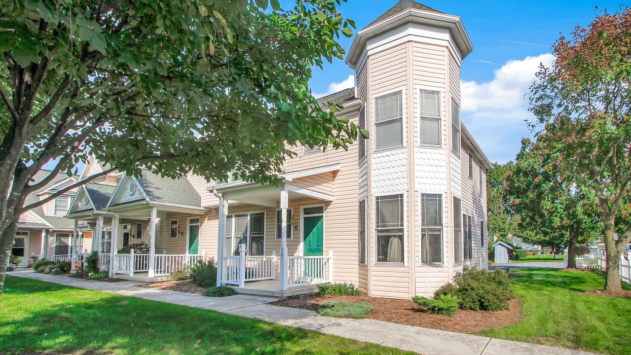 End-of-group townhome with your very own turret!