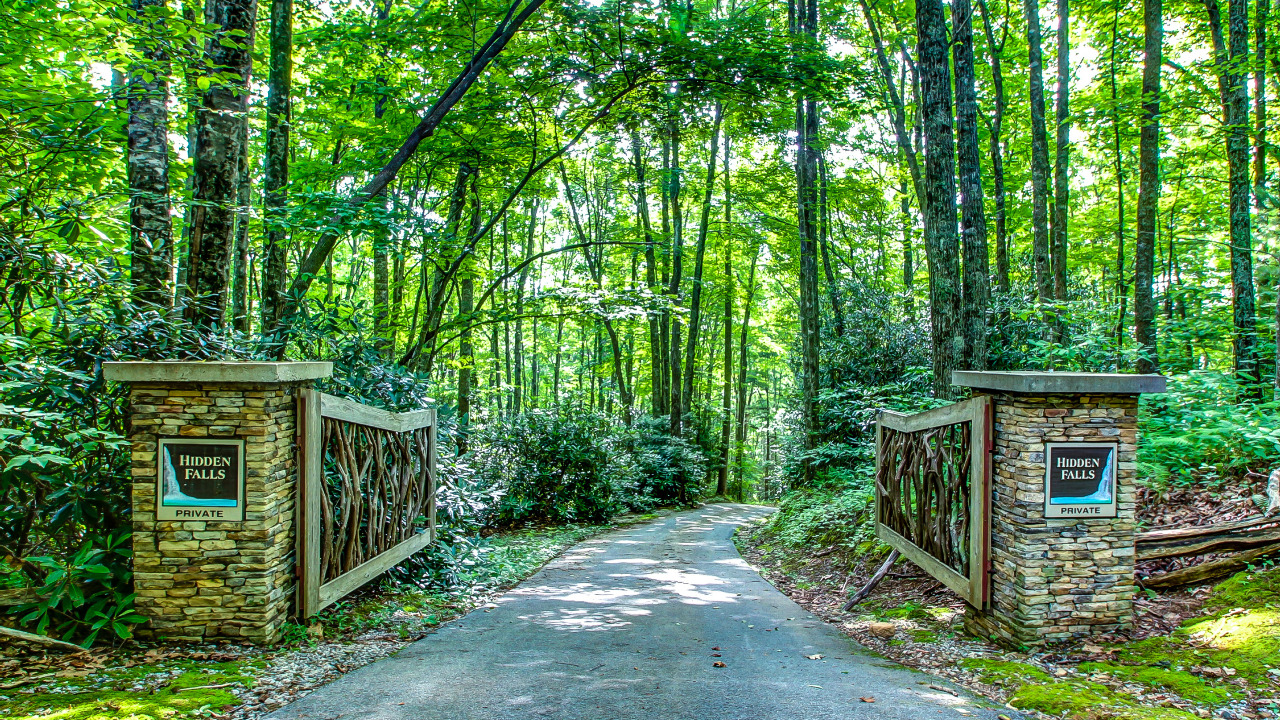 Hidden Falls Entrance