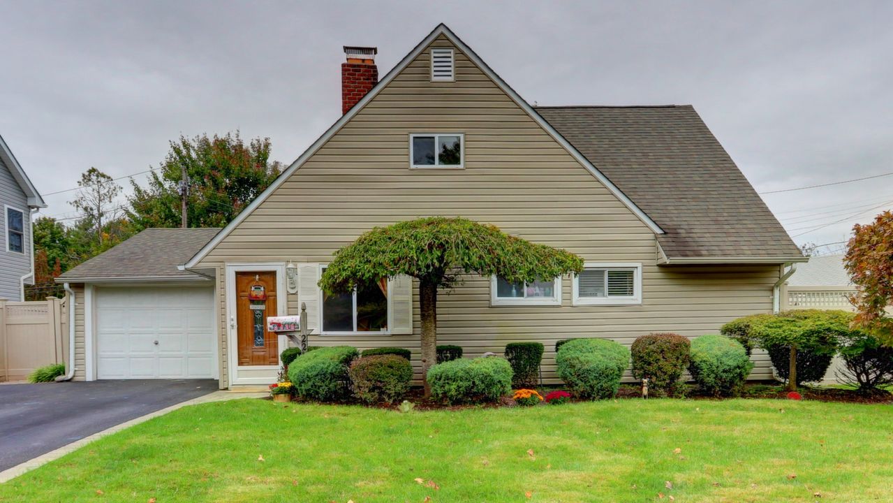 228 Elm Dr E, Levittown, NY, 11756 Scene 1