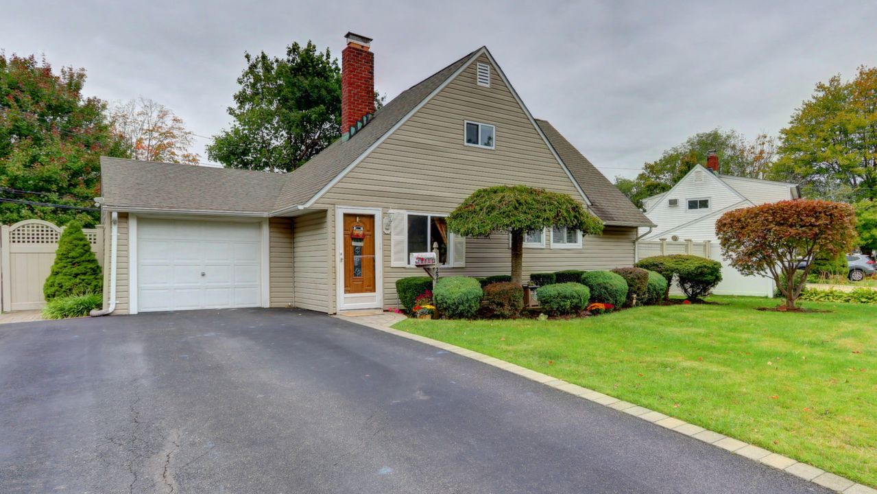 228 Elm Dr E, Levittown, NY, 11756 Scene 2