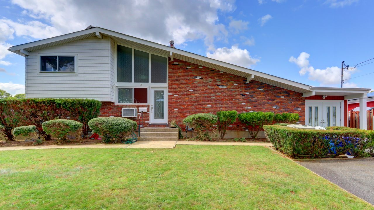 30 W 18th St, Deer Park, NY, 11729 Scene 1