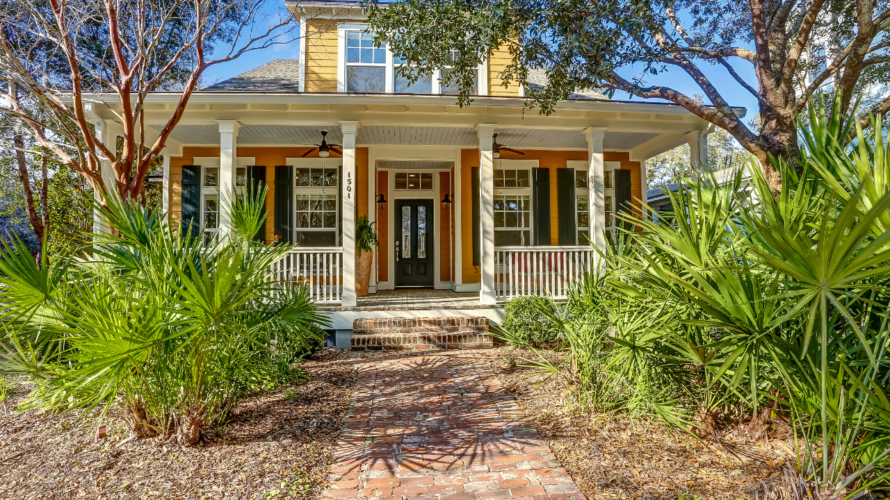 Welcome to 1501 Lake Parke Dr!