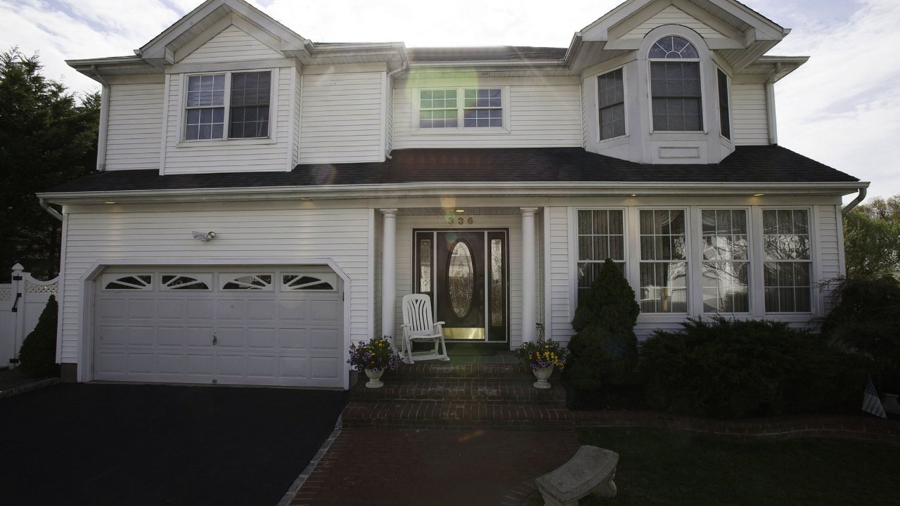 336 Carnation Drive, Farmingdale, NY, 11735 Scene 1