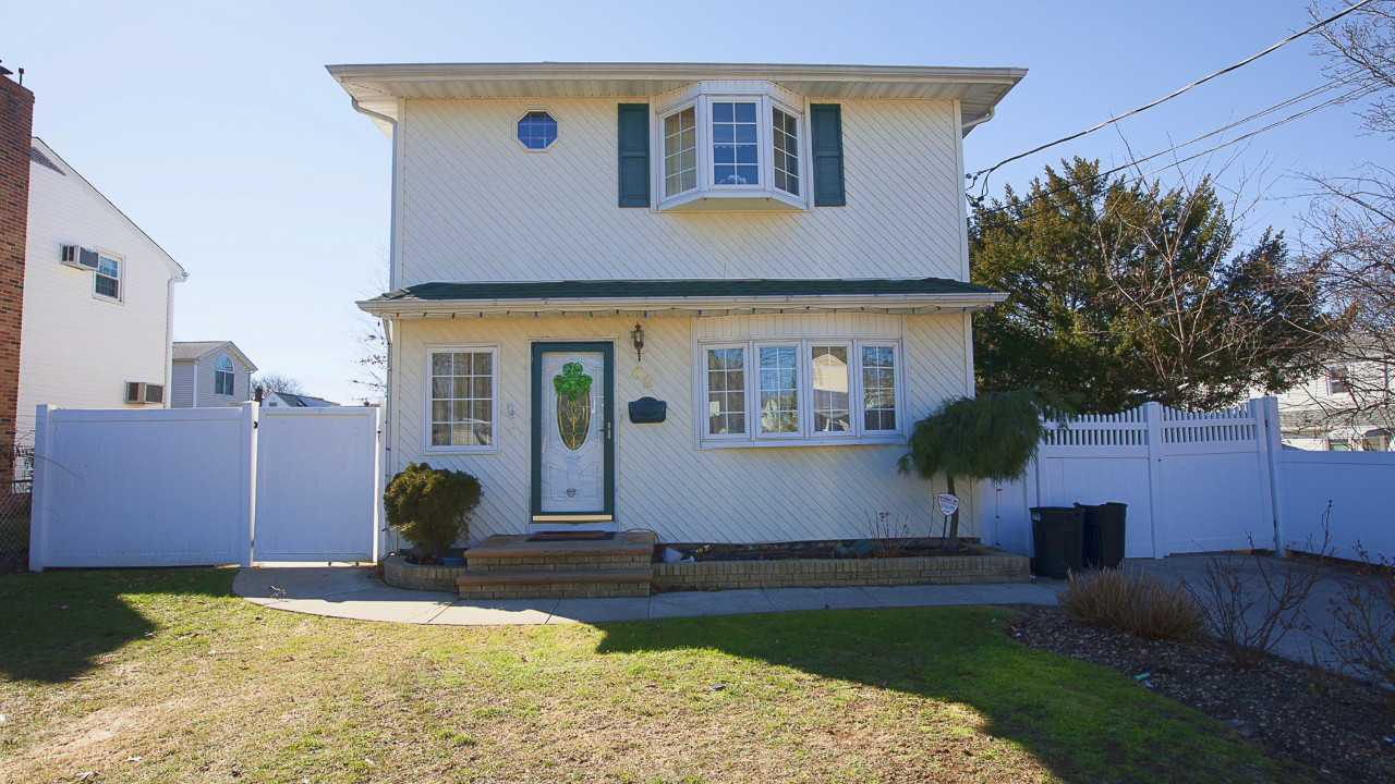 82 Clinton Avenue, Farmingdale, NY, 11735 Scene 1