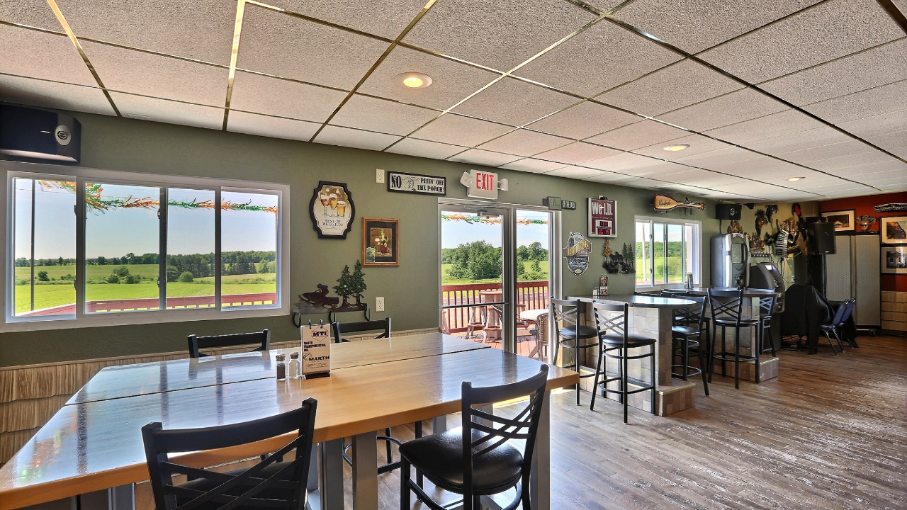 Bar_looking_to_Deck_32833490