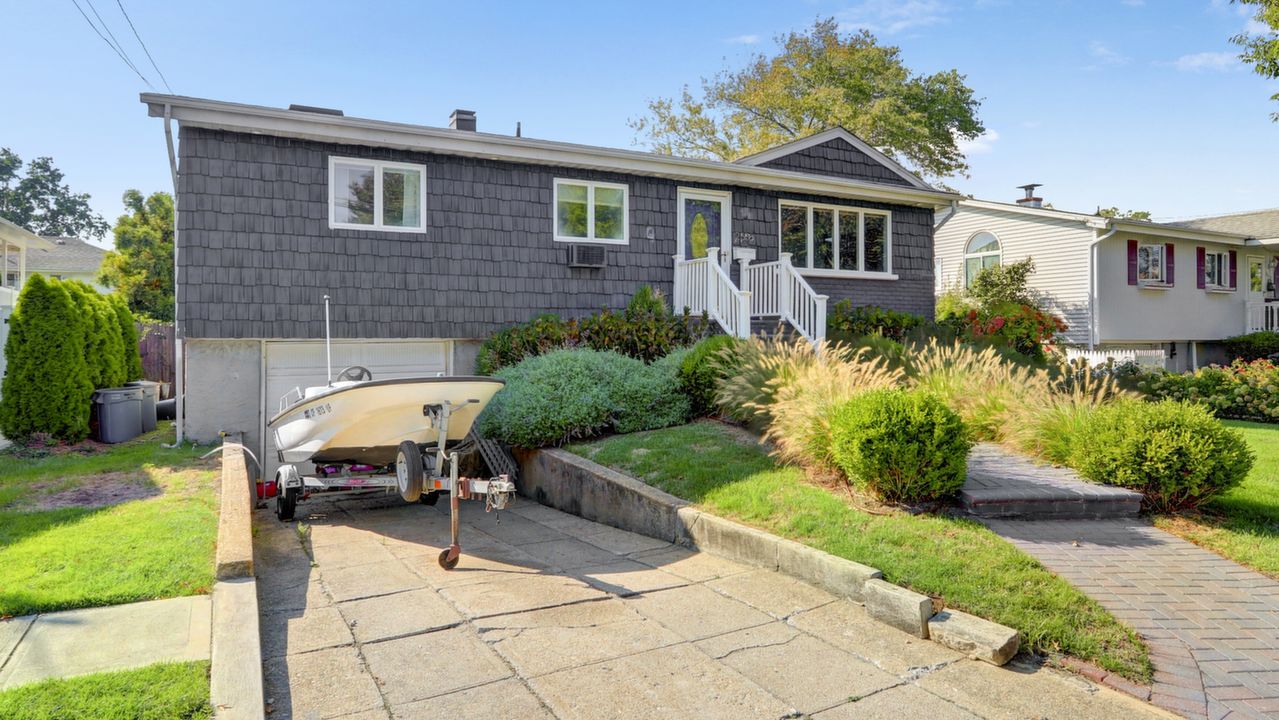 2556 Nelson Dr, Seaford, NY, 11783 Scene 1