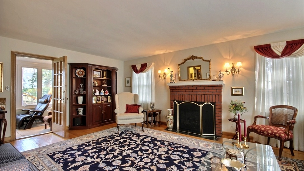 Living Room w/ Gas Fireplace