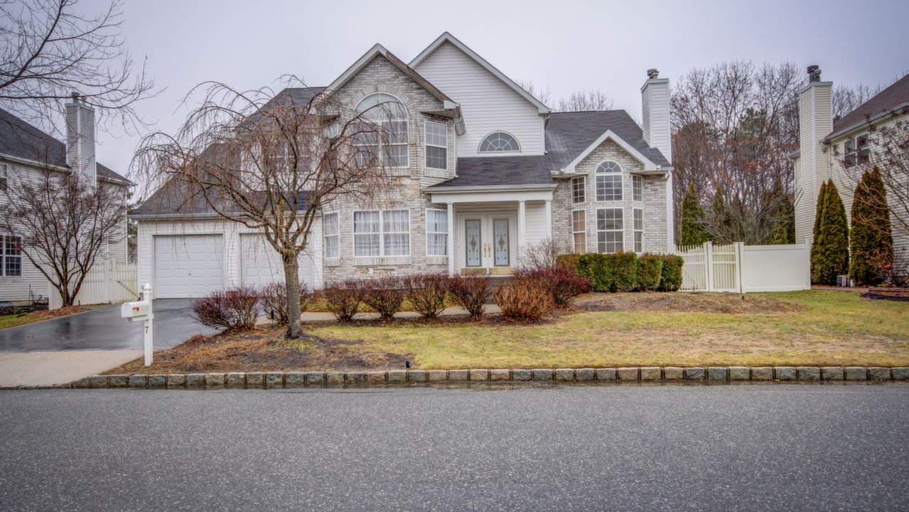 7 Summerfield Dr, Holtsville, NY, 11742 Scene 1