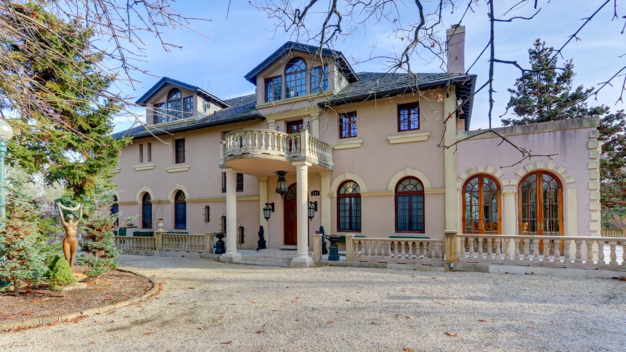 220 Woodside Dr, Hewlett, NY, 11557 Scene 1