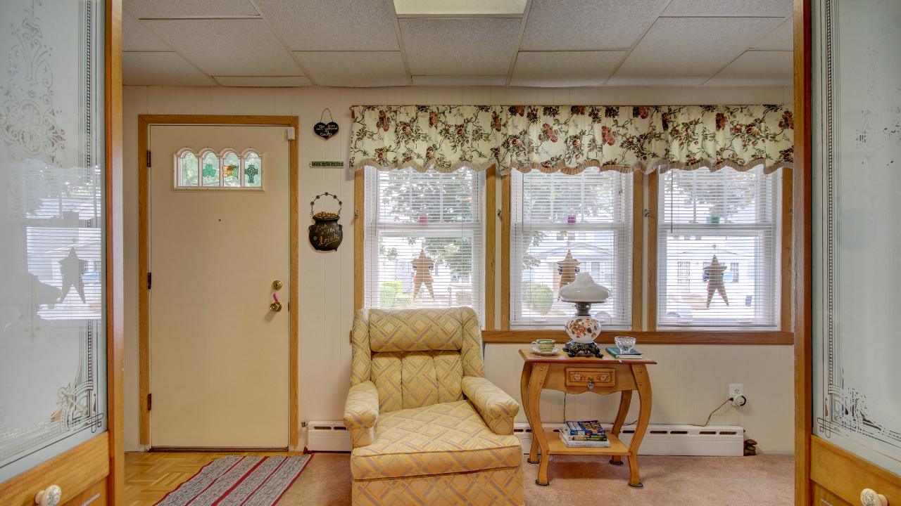 Foyer-Enclosed Porch