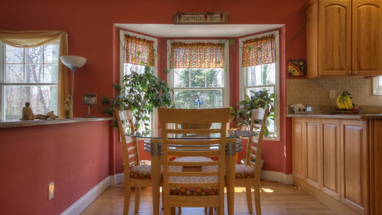 Kitchen Eating Area