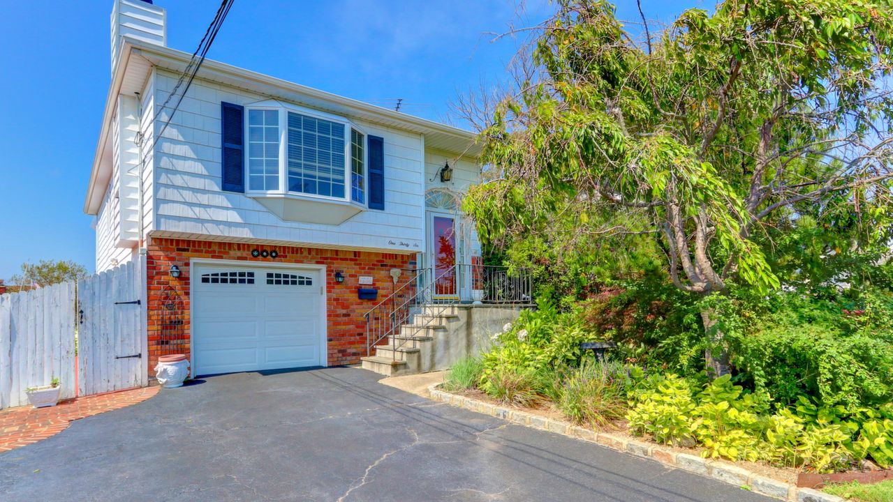 136 Sequams Ln E, West Islip, NY, 11795 Scene 1