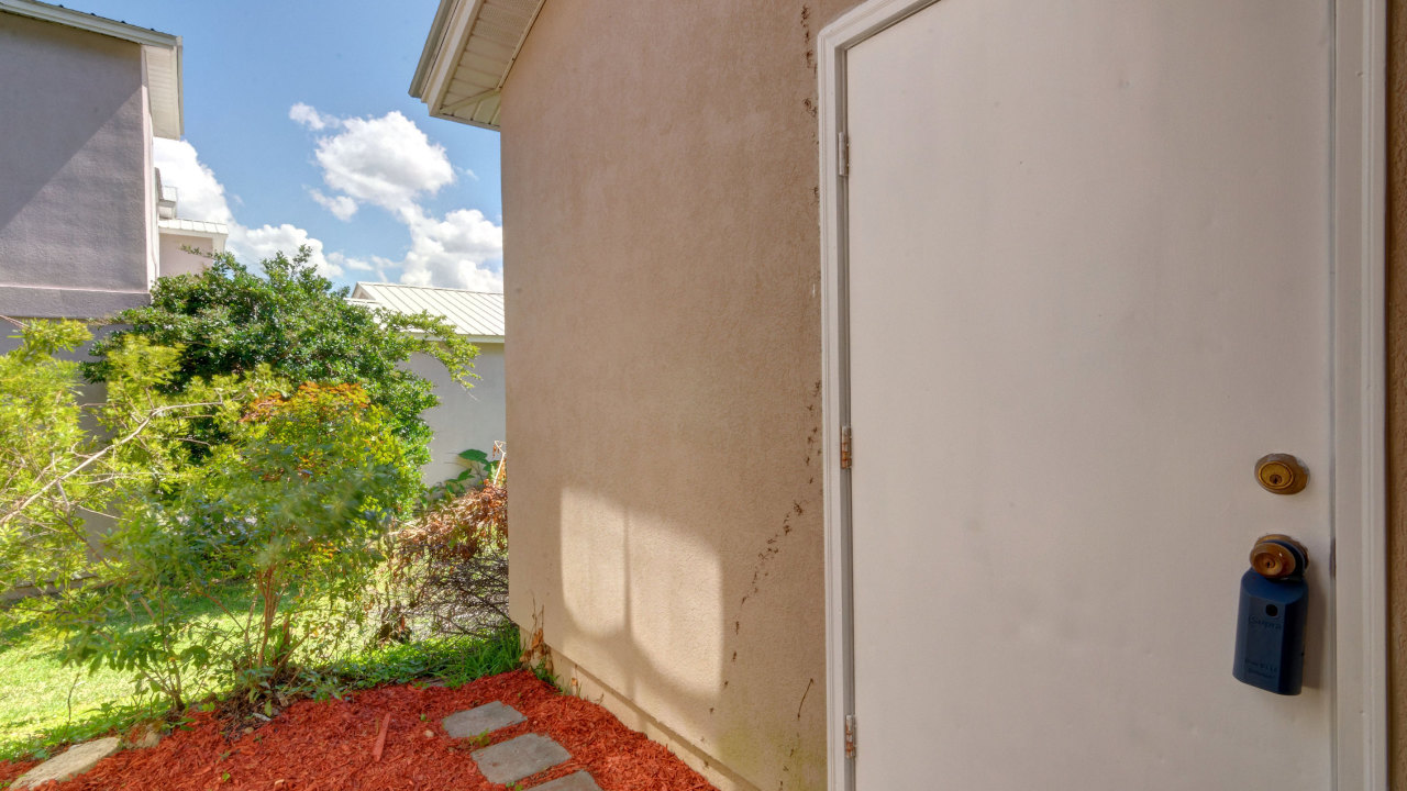 03_Garage_Entrance_01