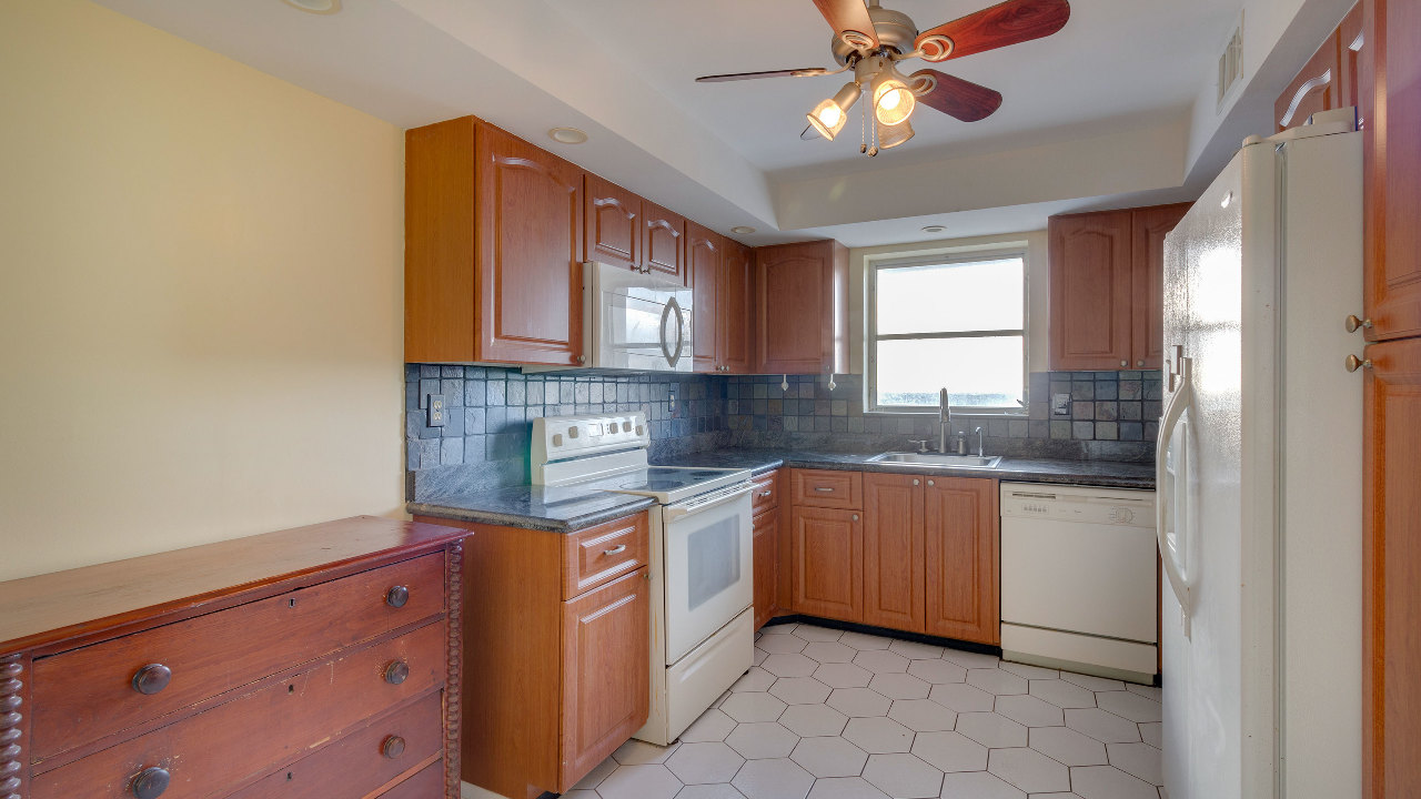 Commodore Plaza #1808-09