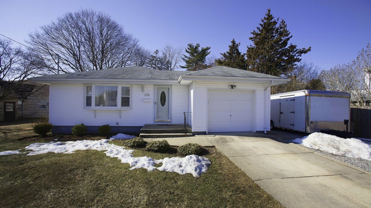 518 Secatogue Ave, Farmingdale, NY, 11735 Scene 1