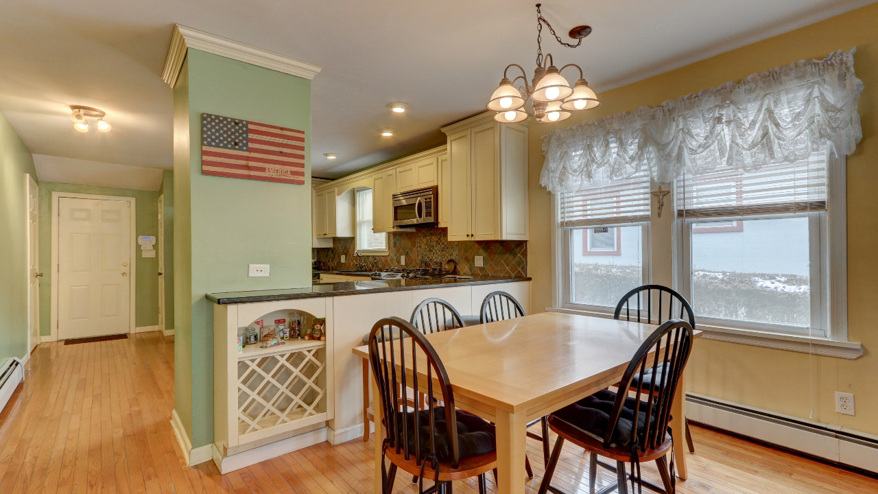 Kitchen Dining Area