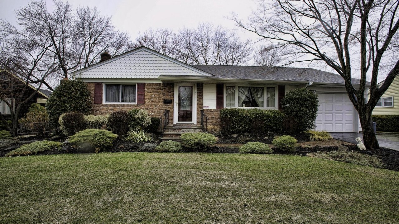 9 Hamilton Street, Farmingdale, NY, 11735 Scene 1