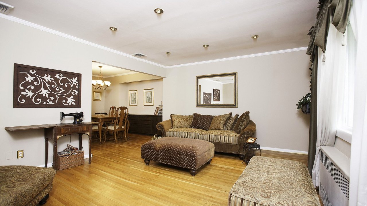 9 Hamilton Street, Farmingdale, NY, 11735 Scene 2