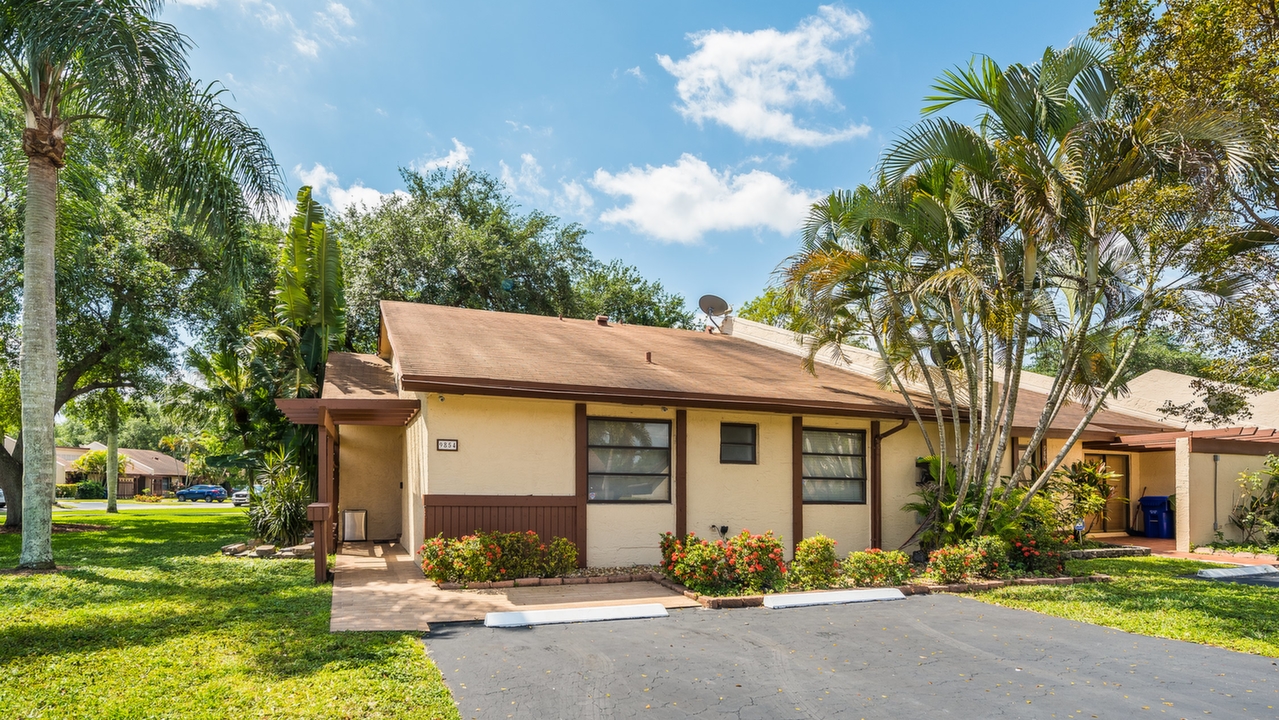 9854-NW-16th-Ct-01