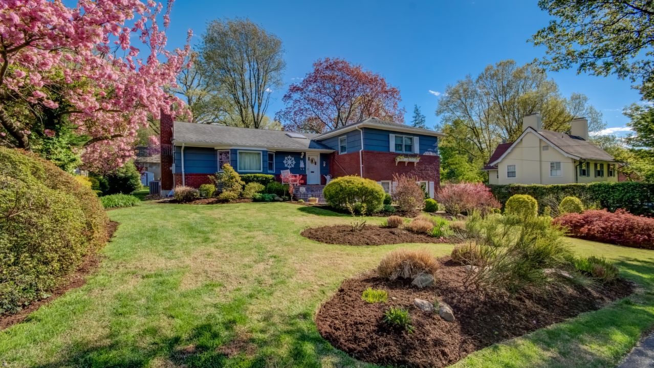 26 Reid Ave, Port Washington, NY, 11050 Scene 1