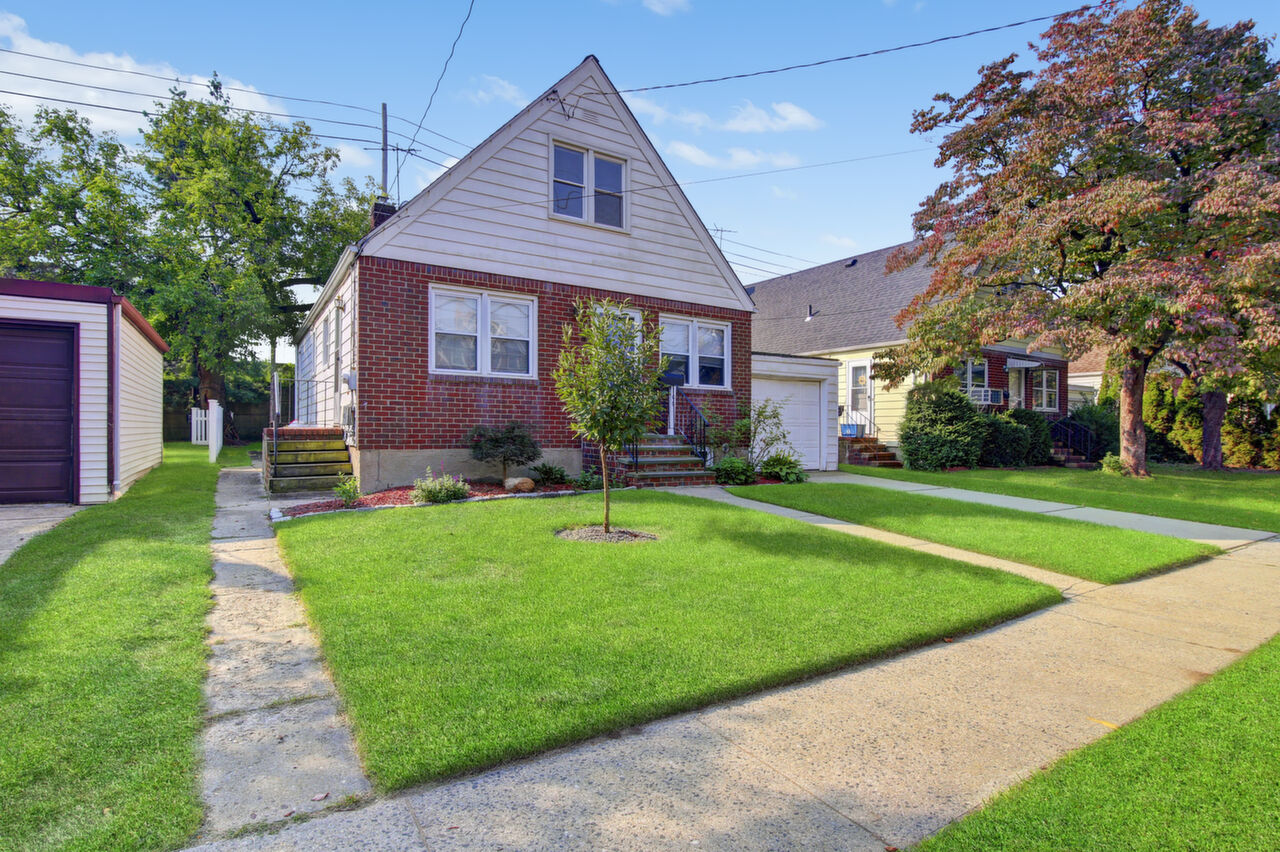 106 Charles St, Floral Park, NY, 11001 Scene 2