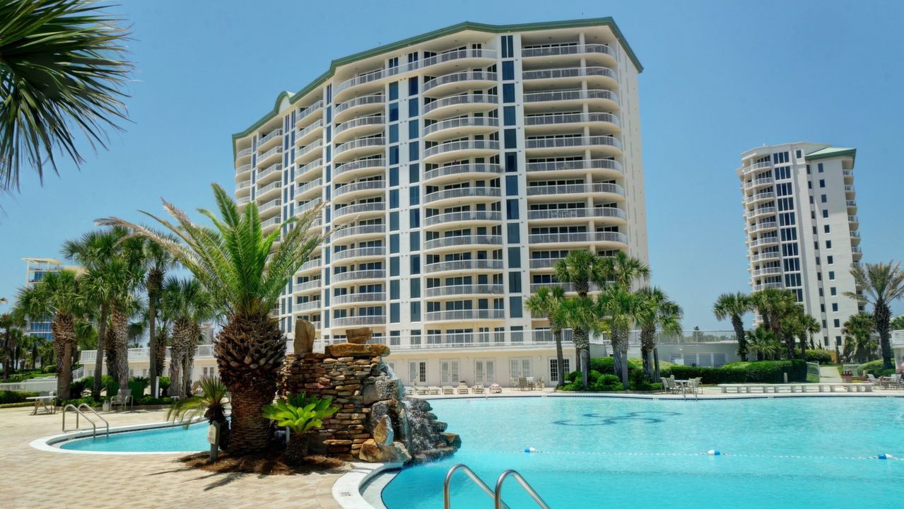 101_Building from poolside.