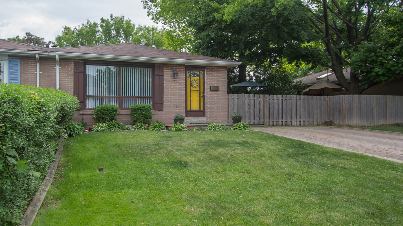 7 Birch Rd, Brampton, ON, L6T 2K8 Scene 1