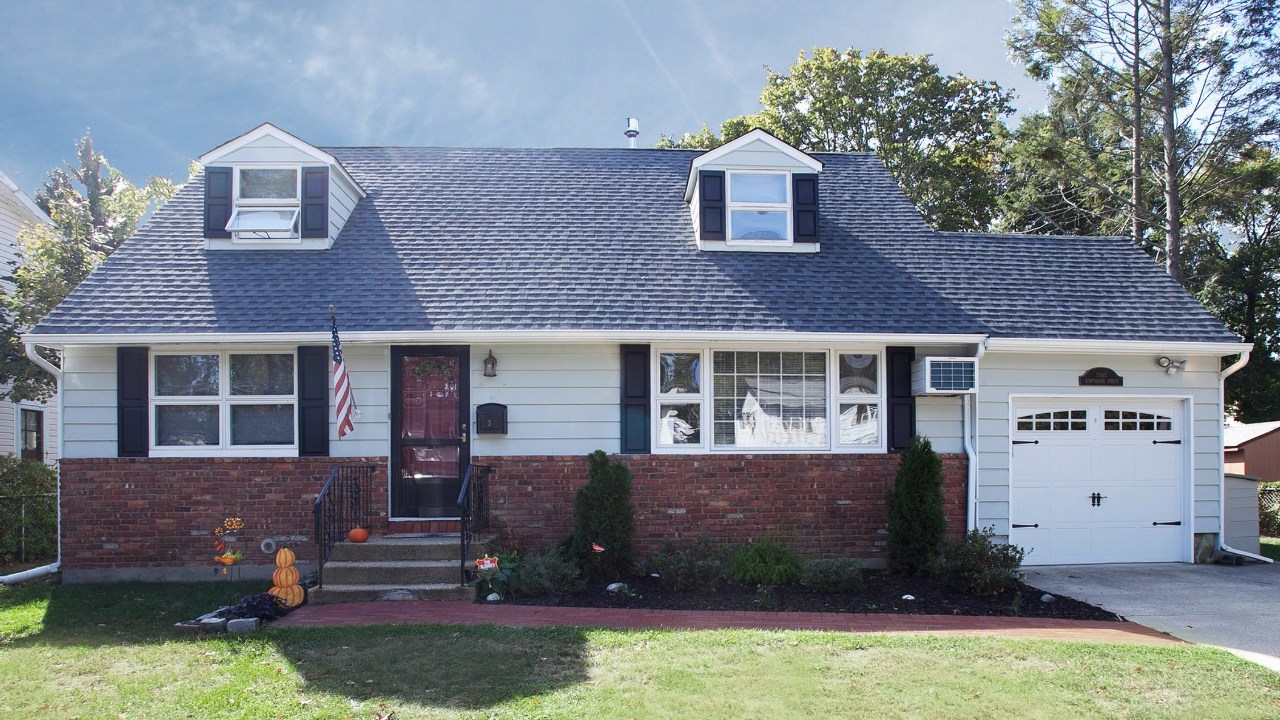 3 Hawthorne Street, Farmingdale, NY, 11735 Scene 1