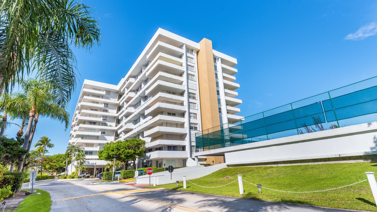 Commodore-Club-West-#1210-01