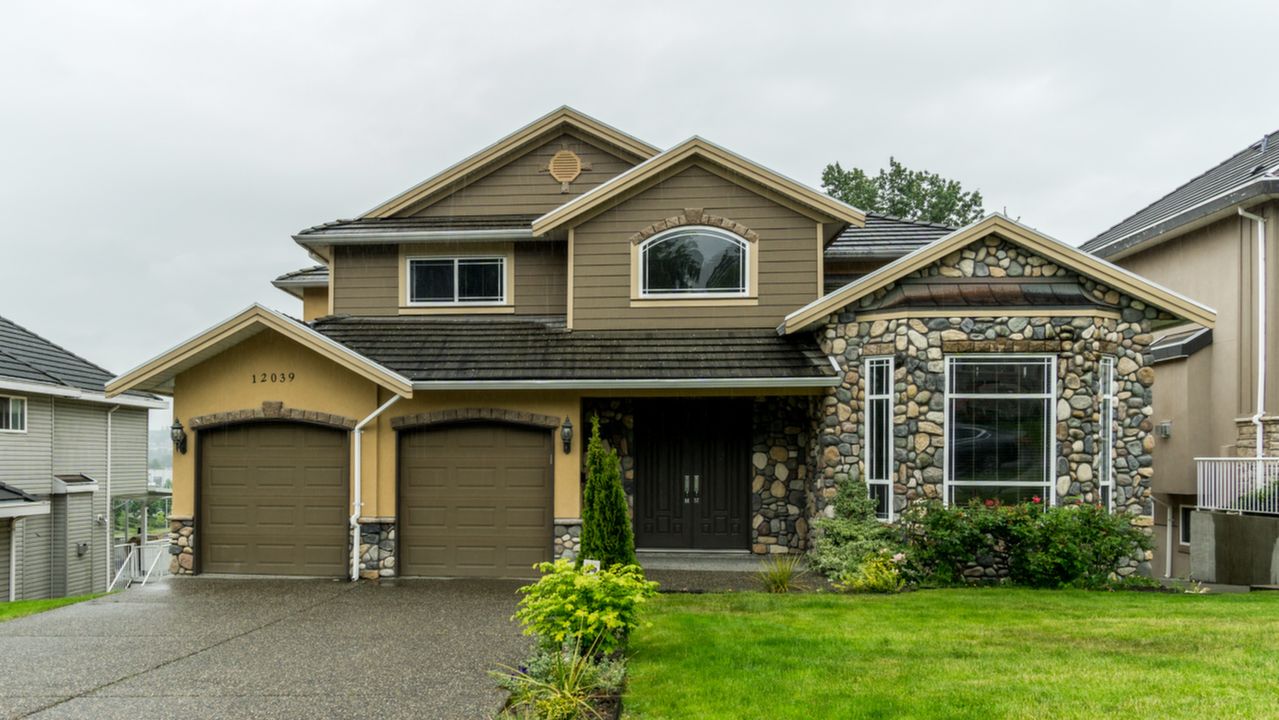 12039 101A AVENUE, Surrey, BC, V3V 2Z7 Scene 1