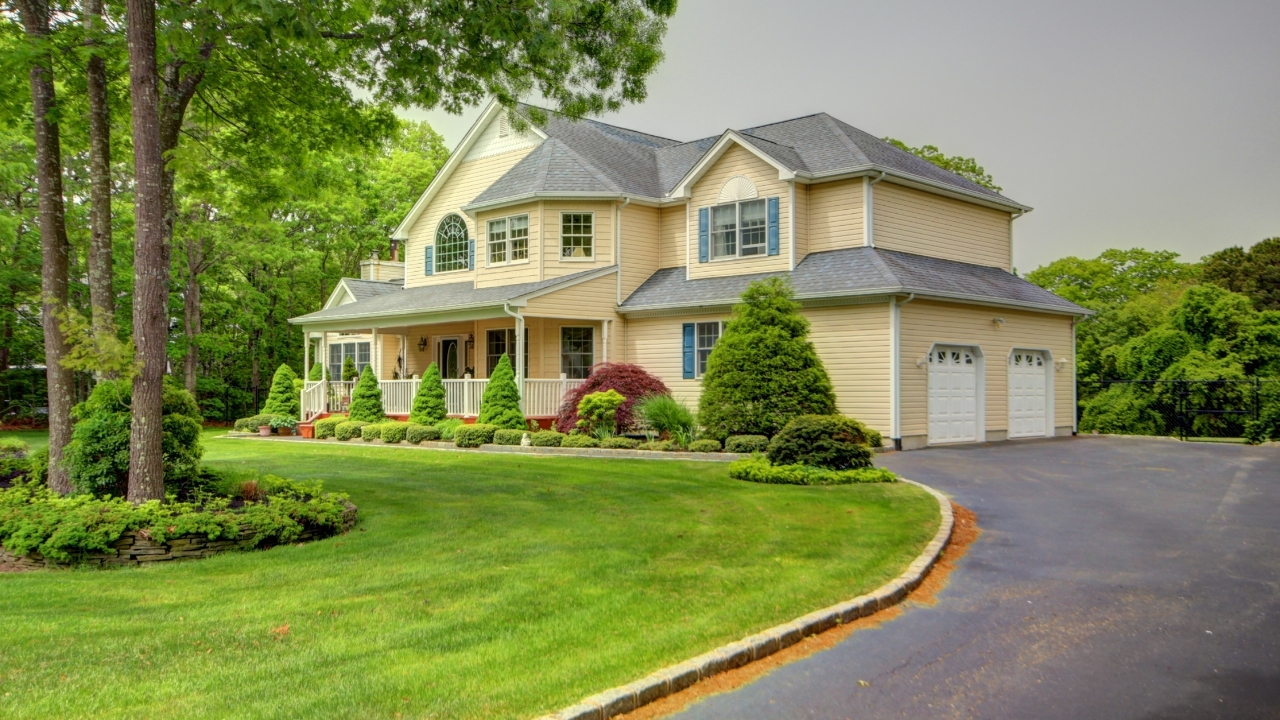 Front of House/Garage