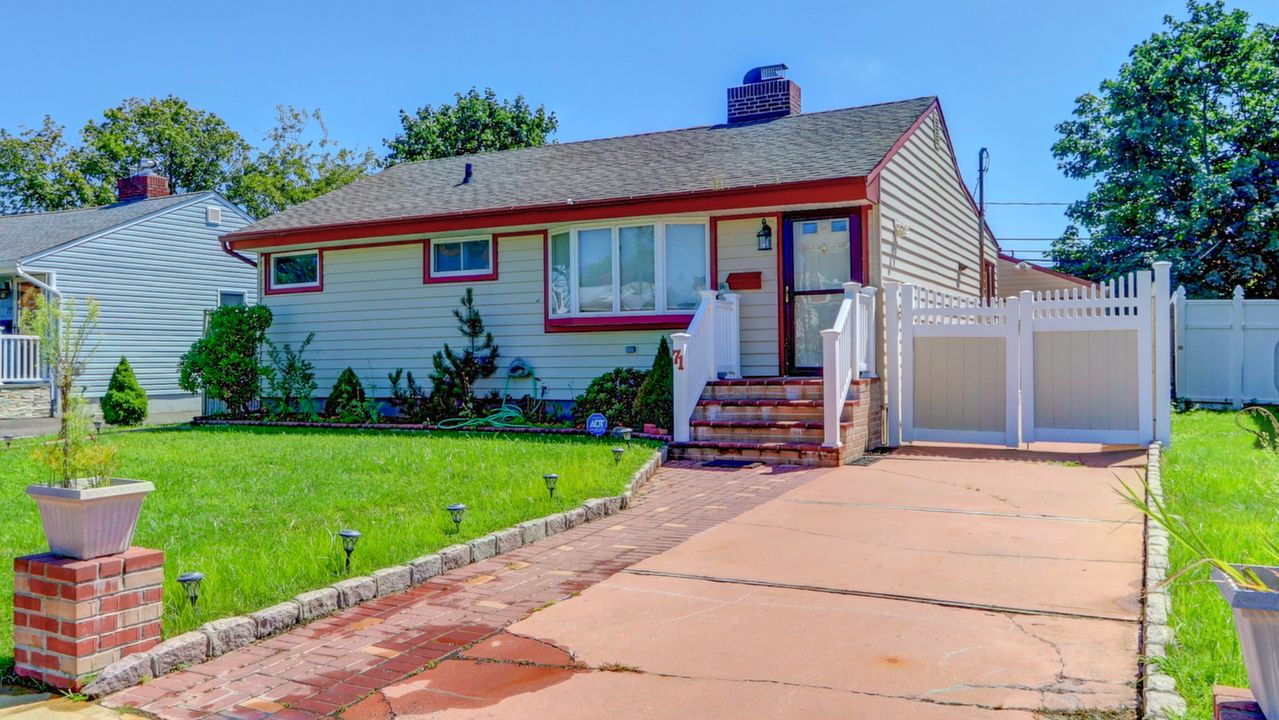 71 Grant St, Freeport, NY, 11520 Scene 1