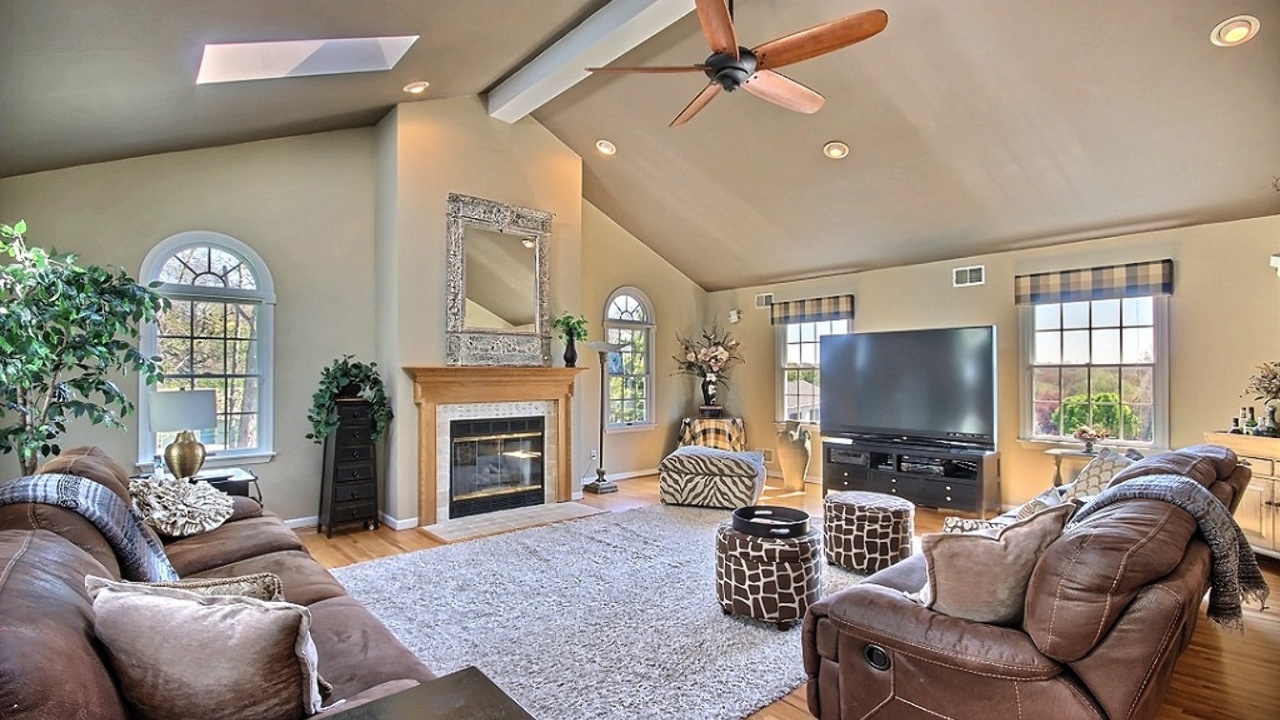 Family Room w/Fireplace