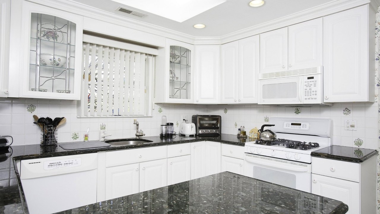 81 Powell Place, Farmingdale, NY, 11735 Scene 4