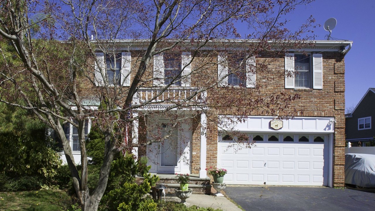 81 Powell Place, Farmingdale, NY, 11735 Scene 1