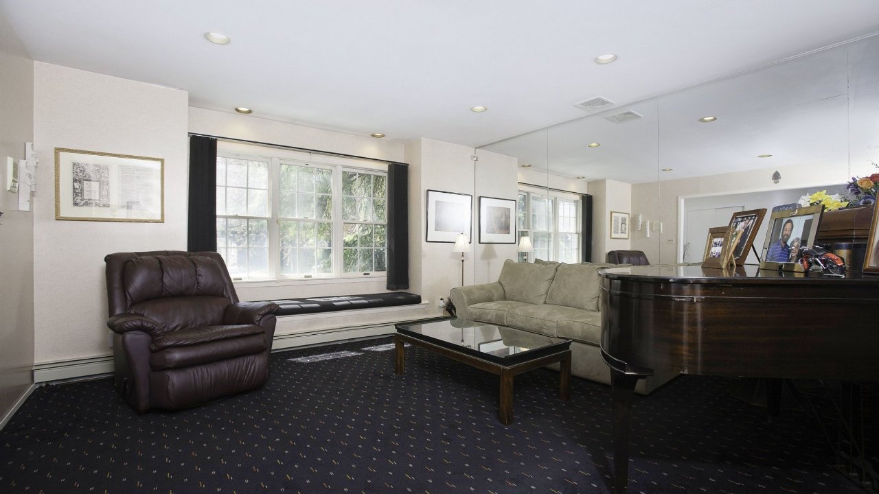 81 Powell Place, Farmingdale, NY, 11735 Scene 2