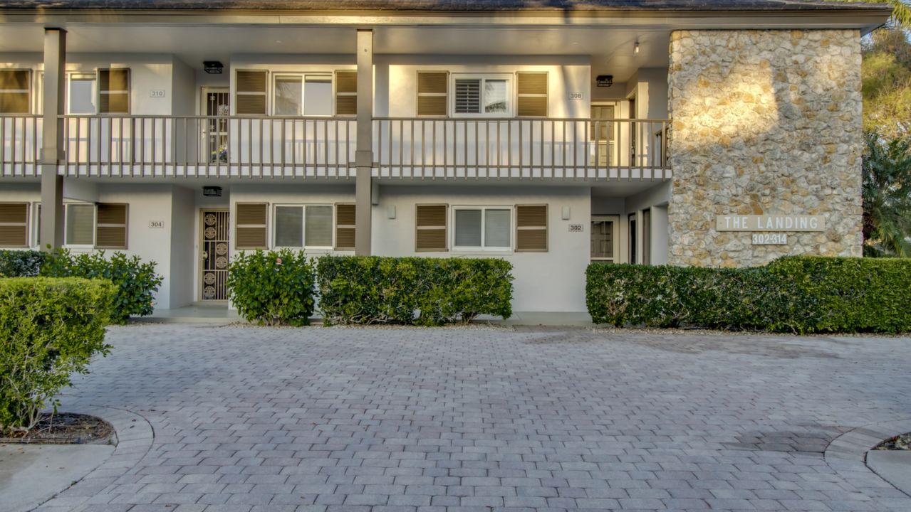 310 2nd St S, Naples, FL, 34102 Scene 1